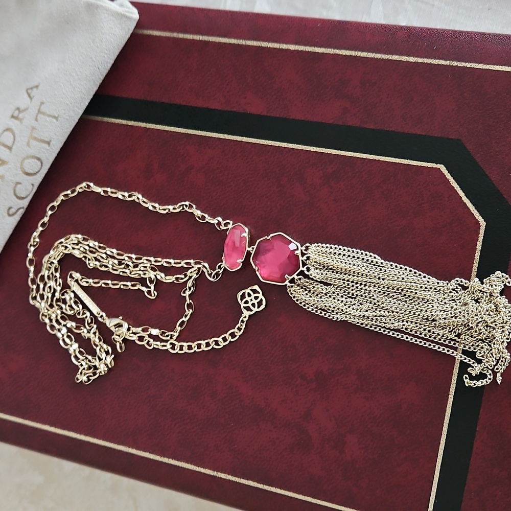Kendra Scott Tae Pedant Necklace.